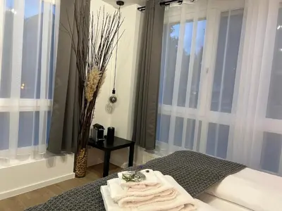 Ein Bett oder Betten in einem Zimmer der Unterkunft BienveniDUS - self service accommodation - Unterkunft zur Selbstversorgung - Das Messezimmer - Düsseldorf