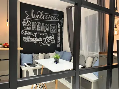 Ein Sitzbereich in der Unterkunft BienveniDUS - self service accommodation - Unterkunft zur Selbstversorgung - Das Messezimmer - Düsseldorf