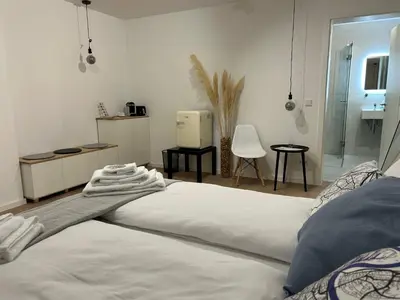 Ein Bett oder Betten in einem Zimmer der Unterkunft BienveniDUS - self service accommodation - Unterkunft zur Selbstversorgung - Das Messezimmer - Düsseldorf