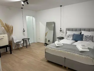 Ein Bett oder Betten in einem Zimmer der Unterkunft BienveniDUS - self service accommodation - Unterkunft zur Selbstversorgung - Das Messezimmer - Düsseldorf