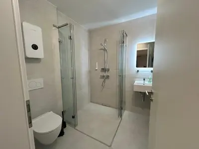 Ein Badezimmer in der Unterkunft BienveniDUS - self service accommodation - Unterkunft zur Selbstversorgung - Das Messezimmer - Düsseldorf