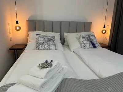 Ein Bett oder Betten in einem Zimmer der Unterkunft BienveniDUS - self service accommodation - Unterkunft zur Selbstversorgung - Das Messezimmer - Düsseldorf