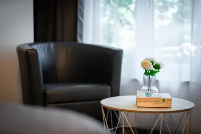 Ein Sitzbereich in der Unterkunft MOLA Apartments-Ferienwohnung für 5 Personen-separater Eingang-Gratis Parkplatz-Terrasse-Grill-Highspeed WLAN-auch für Langzeit geeignet